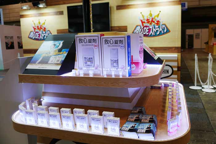 展示台の内側にテープライトを貼って製品を目立たせている照明事例