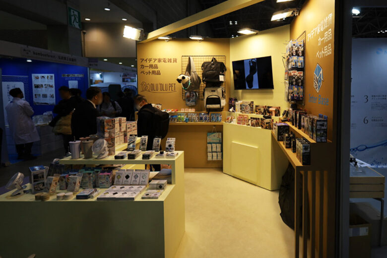 奥のエリアを明るくすると視線が自然に奥へ流れ、ブース全体を広く感じやすくしている照明事例